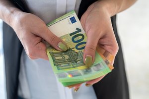 Darbuotojams siūlo mokėti „13-ąjį atlyginimą“: kas jį gautų