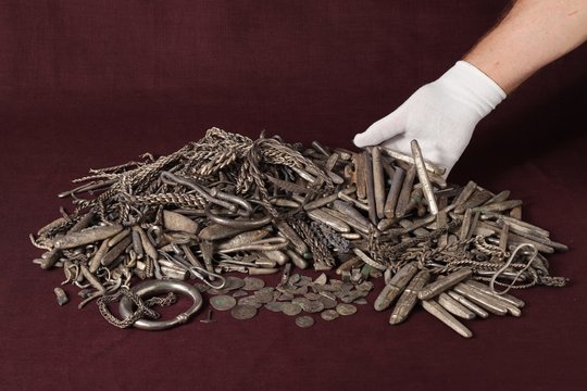 Dirbdamas sode atrado didžiausią šalyje šio laikotarpio sidabro lobį