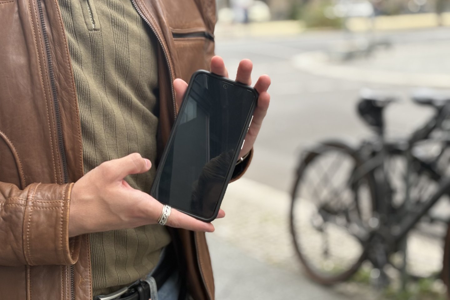 Žmonės Berlyne atvirai papasakojo, pagal kokius kriterijus renkasi telefoną.<br> V.Gustytės nuotr.