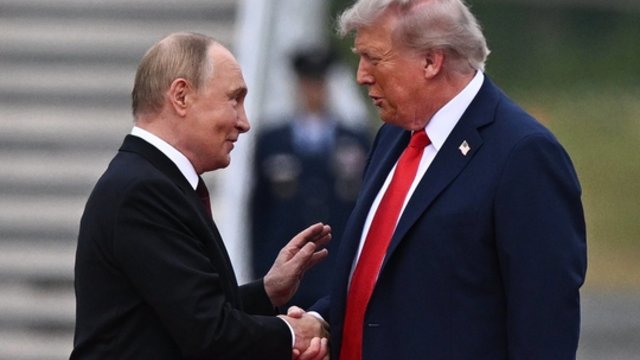D. Trumpo ir V. Putino telefoninio pokalbio detalės: prakalbo apie santykių atkūrimo perspektyvas