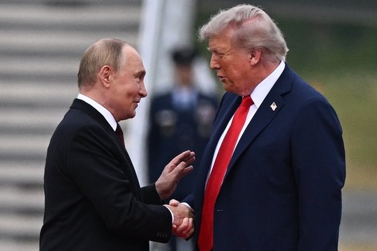 D. Trumpo ir V. Putino telefoninio pokalbio detalės: prakalbo apie santykių atkūrimo perspektyvas
