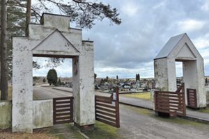 Augintinių šeimininkams – nemaloni žinia: gyvūnų kapinės šalia žmonių kapų įstrigo