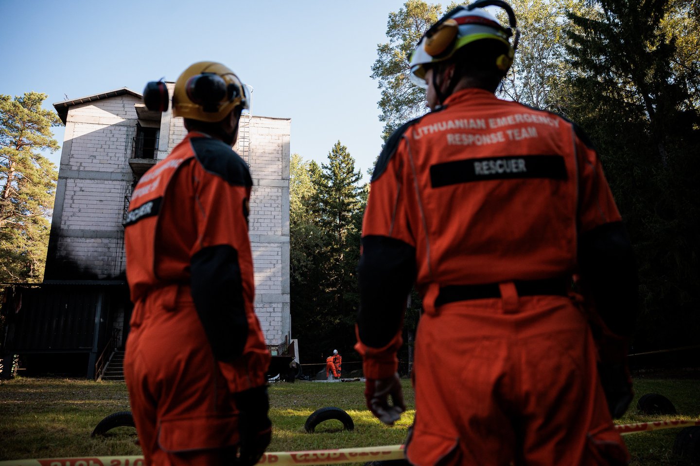 Ugniagesių gelbėtojų mokykloje vyko Valstybinės priešgaisrinės gelbėjimo tarnybos tarptautinės pagalbos teikimo komandos pratybos. Jų metu buvo atliekami paieškos ir gelbėjimo darbai imituojamuose pastatų griuvėsiuose, o komandos pasirengimą vertino INSARAG vertintojai.<br>J. Elinsko/ELTA nuotr.