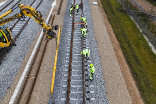 „Rail Baltica“ ruože Šveicarija–Žeimiai baigiami bėgių suvirinimo darbai
