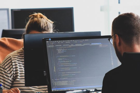 Samdyti IT specialistą ar rinktis išorės partnerį? Kainą lemia ne tik atlyginimas