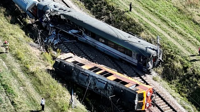 Baisi nelaimė Lenkijoje: traukiniui susidūrus su sunkvežimiu buvo sužeista mažiausiai 20 žmonių