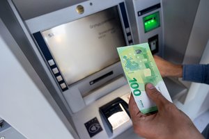 Svetimą banko kortelę ištuštinę vyrai stos prieš teismą