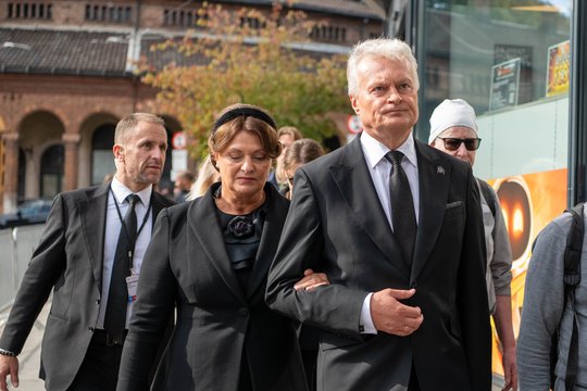 Karaliaus Haraldo V laidotuvėse – G. Nausėda su pirmąja ponia: pro akis nepraslydo jų įvaizdis