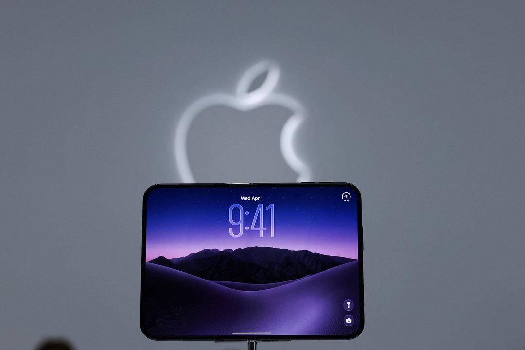 „Apple“ pristatė pirmąjį sulenkiamą telefoną: atskleidė, kiek kainuos „Iphone Duo“