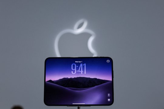 „Apple“ pristatė pirmąjį sulenkiamą telefoną: atskleidė, kiek kainuos „Iphone Duo“