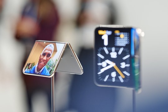 Pirmasis „Apple“ sulenkiamas telefonas: kaip jis atrodo konkurentų apsuptyje