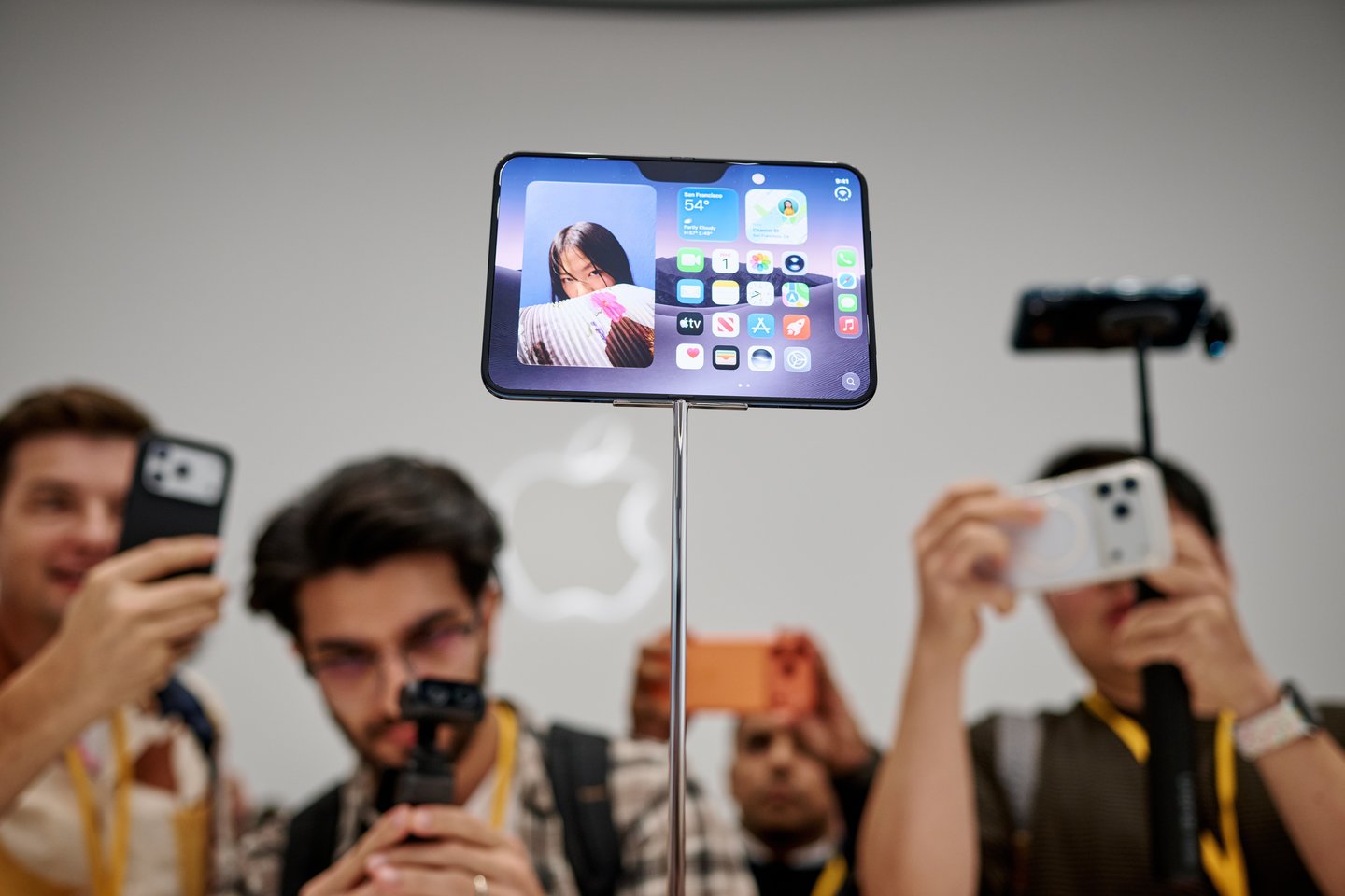 „Apple“ žengia į sau naują teritoriją su „iPhone Duo“ – sulenkiamu telefonu.<br> ELTA / EPA nuotr.