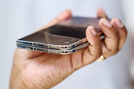 Pirmasis „Apple“ sulenkiamas telefonas: kaip jis atrodo konkurentų apsuptyje