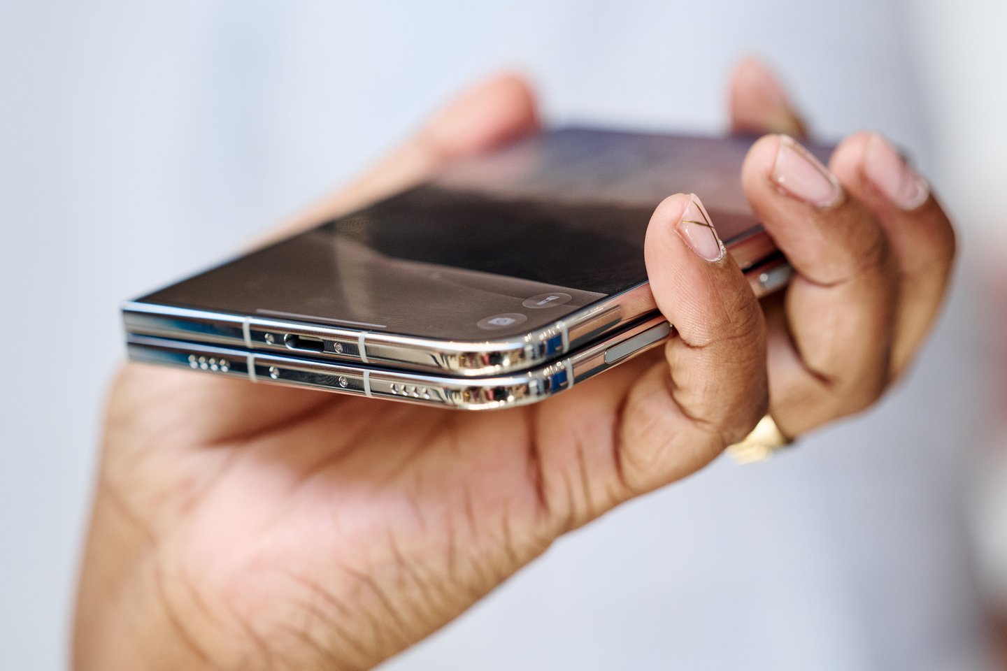 „Apple“ žengia į sau naują teritoriją su „iPhone Duo“ – sulenkiamu telefonu.<br> ELTA / EPA nuotr.