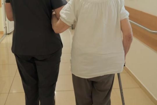Specialistai griauna mitus apie slaugą: „Čia atvažiuoja bijodami, o išvykdami nenori atsisveikinti“