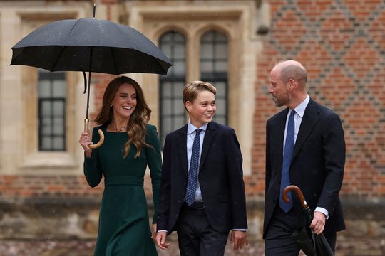 Sūnų į mokyklą atlydėjusi Catherine Middleton kaustė žvilgsnius: dėmesį patraukė jos įvaizdis