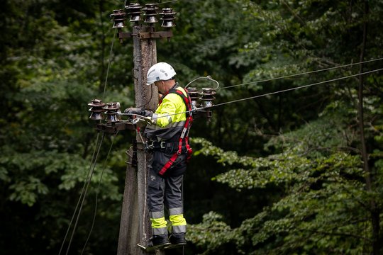 ESO skelbia, kiek klientų dėl audros vis dar yra be elektros: visi jie – viename regione