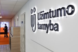 Švietimo įstaiga atleido būrį darbuotojų: aiškėja priežastys