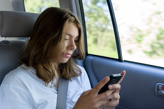 Pykina žiūrint į telefoną automobilyje? Pagalbą siūlo naujas „Android“ režimas