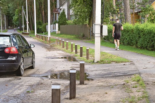 Neapsikentę gyventojai griebėsi akmenų ir apsistatė kuolais: savivaldybė atsibudo tik po metų