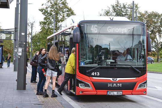 Dėl saugumo bando įlipti į autobusą, tačiau vairuotojai įleidžia ne visus – nepagailėjo net vienuolikamečio