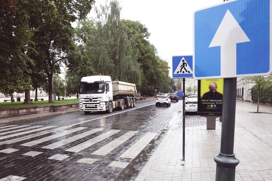 Vairuotojai Vilniaus centre gudrauja: spjovę į ženklą masiškai pažeidžia taisykles