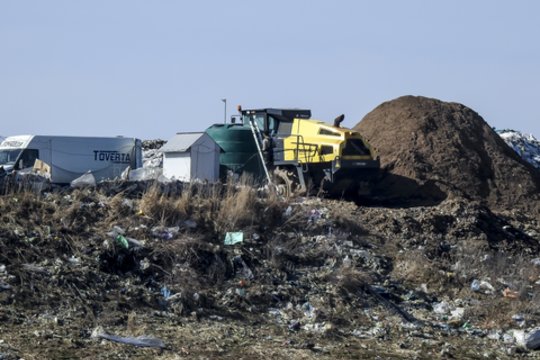 Stūksto tūkstančiai tonų vertingų atliekų – dabar bando jas išsikasti: pavyzdį rodo ir estai