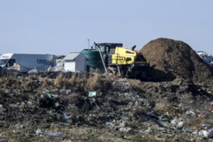 Stūksto tūkstančiai tonų vertingų atliekų – dabar bando jas išsikasti: pavyzdį rodo ir estai