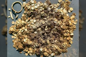 Tūkstančiai monetų: aptiko didžiausią šalyje vikingų sidabro lobį