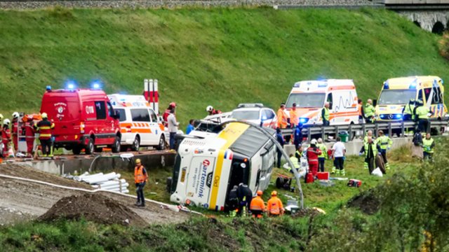 Kraupi autobuso avarija Šveicarijoje: atsitrenkęs į atitvarą nuvažiavo nuo kelio, yra žuvusiųjų