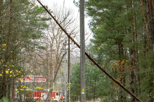 Skelbia, kiek vartotojų dar neturi elektros po rugpjūtį siautusios audros