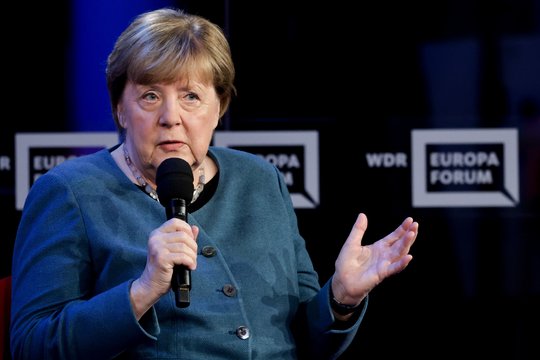 A. Merkel paragino vokiečius stoti ginti demokratiją: „Už viską reikia mokėti“