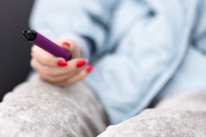 Siūlomas vienkartinių elektroninių cigarečių draudimas: prekybininkai įspėja dėl poveikio biudžetui