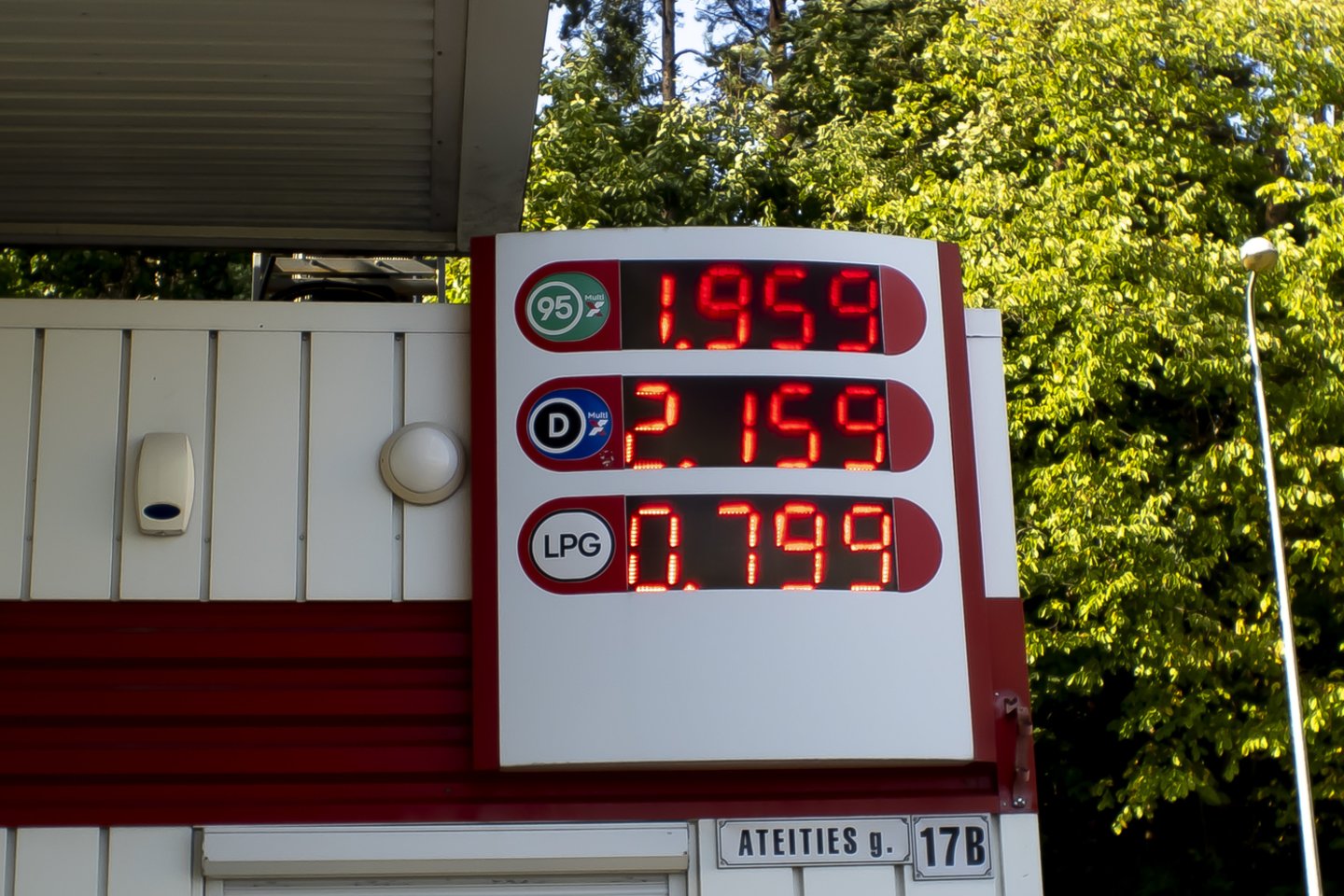 Panašu, kad tokios kainos Lietuvos degalinėse gali išsilaikyti dar ilgokai.<br>V.Ščiavinsko nuotr.