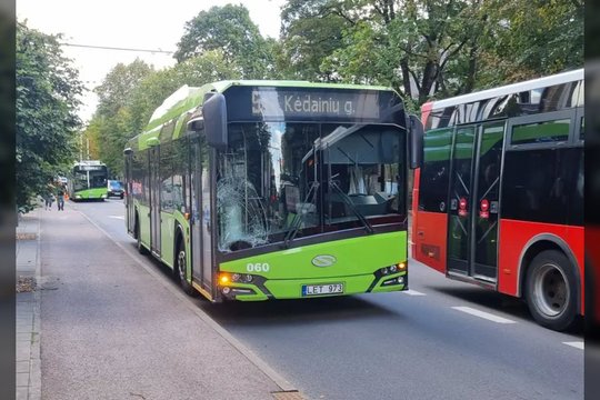 Kauno centre troleibusas kliudė dviratininką
