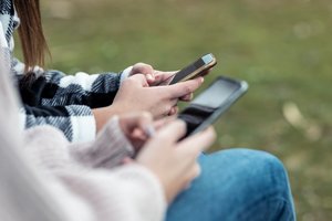 Psichologė įspėja: siekdami apsaugoti vaikus nuo patyčių tėvai kartais daro klaidą