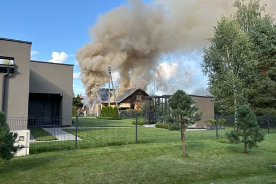 Vilniaus rajone nugriaudėjo sprogimas – kilo gaisras name