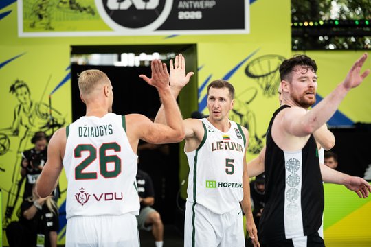Puikiai startavę lietuviai užsitikrino vietą Europos trijulių krepšinio čempionato ketvirtfinalyje