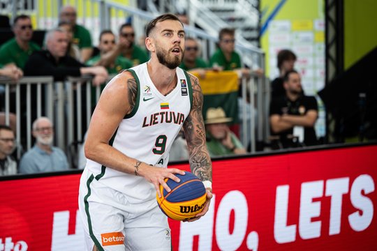 Europos čempionato finalo pakartojimą pralaimėję Lietuvos trijulių krepšininkai grupėje liko antri