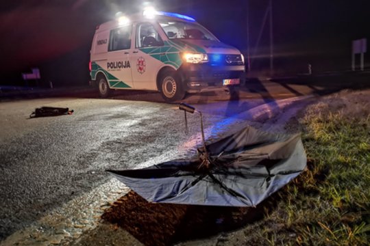 Žūtis automagistralėje A1 – jaunuolio vairuojamas „Lexus“ mirtinai sužalojo kelkraščiu ėjusį vyrą