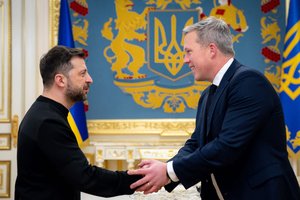 Buvęs JAV pareigūnas prabilo apie santykių su Ukraina užkulisius