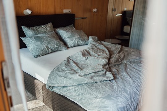Laikote šiuos daiktus miegamajame? Skubėkite išmesti – neįsivaizduojate, kokį pavojų kelia