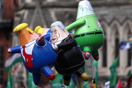 Airija „karštai“ pasitiko D. Trumpą: nešė žeminančius balionus