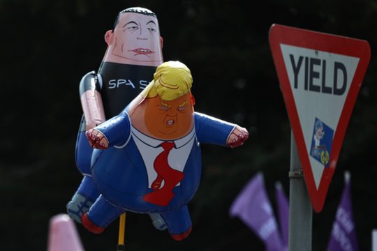 Airija „karštai“ pasitiko D. Trumpą: nešė žeminančius balionus