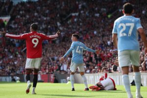 Mančesterio derbyje futbolininkai spardė ne tik kamuolį, bet ir vienas kitą