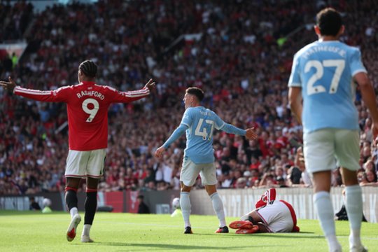 Mančesterio derbyje futbolininkai spardė ne tik kamuolį, bet ir vienas kitą