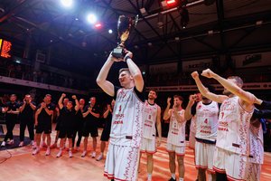 Trenerio išvarymu pažymėtose rungtynėse šaltą dušą išgyvenęs „Rytas“ triumfavo „Satchel“ taurėje