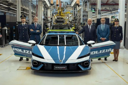 „Lamborghini“ policijai perdavė 343 km/val. greičiu lekiantį žvėrį, tačiau jis nebus skirtas gaudynėms