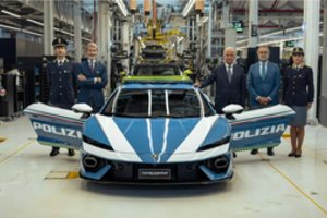 „Lamborghini“ policijai perdavė 343 km/val. greičiu lekiantį žvėrį, tačiau jis nebus skirtas gaudynėms