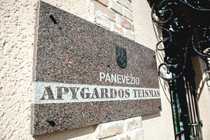 Nepilnametę labirintų parke Anykščių rajone išžaginęs klounas lieka laisvėje